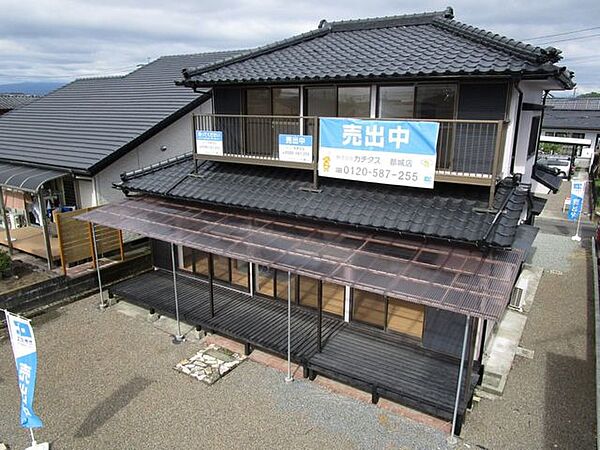 【リフォーム済】北側からの外観です。テラスにウッドデッキが付いているため、夏はバーベキューなどが楽しめますね。テラス屋根の張替え、ウッドデッキの塗装と補修を行いました。