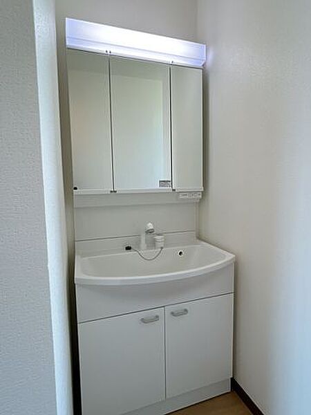 【リフォーム完成】洗面化粧台はパナソニック製の新品に交換しました。三面鏡を採用しているので、裏側が収納になり、すっきりと片付きます。