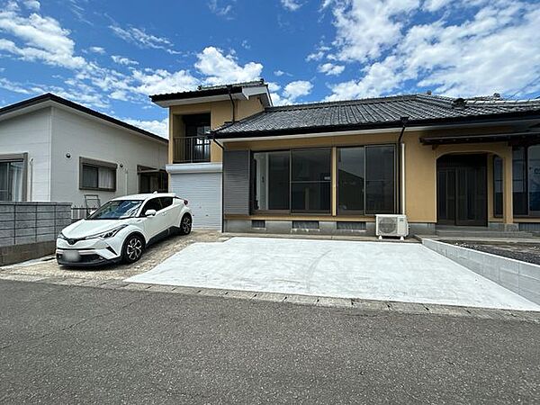 【リフォーム完成】お庭部分を駐車スペースに変更しています。並列にて3台～可能です。ビルトイン車庫もあります。