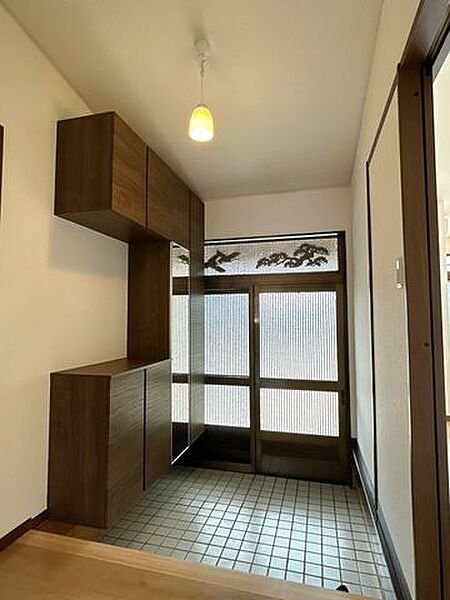 【リフォーム完成】玄関（内）です。床の重ね張り、天井・壁クロスの張替え、シューズボックスの新設を行いました。すっきりとした玄関に仕上がりました。