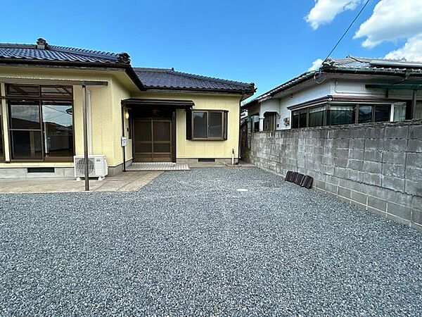 【リフォーム完成】カーポート等を撤去し、駐車スペースを拡張しています。奥行きもあるので大きめのお車でも駐車可能です。