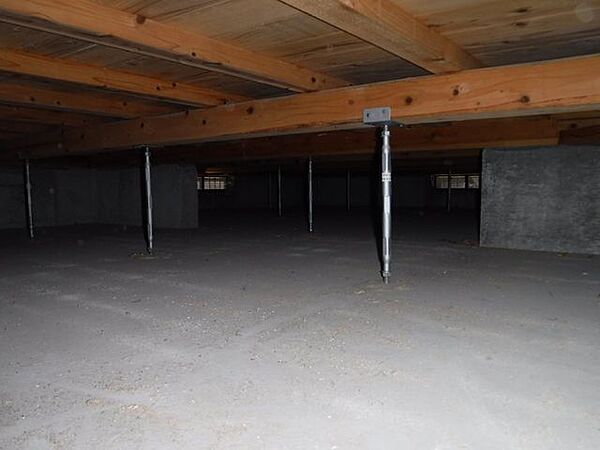 床下まで確認の上でシロアリの被害調査と防除工事も行います。