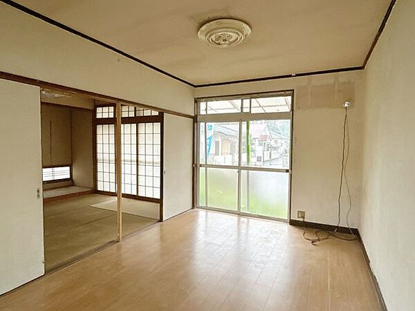 【リフォーム前写真】LDKは約13.5帖の大きさです。床の重ね張り、天井・壁クロスの張替えを行います。ご家族で団らんできるスペースをつくっていきます。