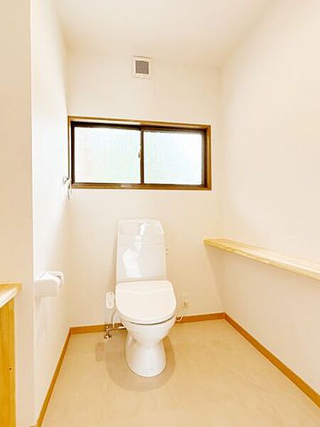 【リフォーム完成】トイレはジャニス工業製の温水洗浄機能付きに新品交換しました。キズや汚れが付きにくい加工が施してあるのでお手入れが簡単です。直接肌に触れるトイレは新品が嬉しいですよね。