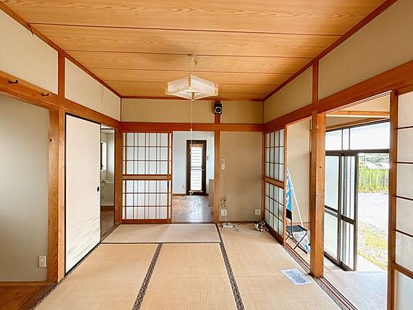 【リフォーム前写真】和室とダイニングキッチンをつなげて、約11帖のリビングに間取り変更していきます。床の張替え、天井・壁クロスの張替えを行います。