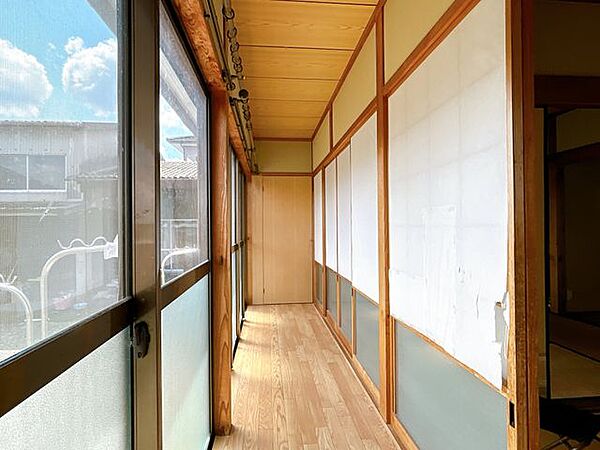 【リフォーム前写真】縁側は和室とつなげて洋室に変更していきます。床の重ね張り、クロスの張替えを行います。