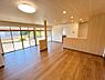 室内：【リフォーム済】南側約20帖のLDKです。天井・壁クロス張替、フロア仕上げ、照明器具交換、火災報知機設置、エアコン新品設置。大きな窓があり、陽光が心地よいので、家族団欒にぴったりの空間です。