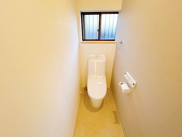 【リフォーム済】トイレはLIXIL製の温水洗浄機能付きに新品交換しました。キズや汚れが付きにくい加工が施してあるのでお手入れが簡単です。直接肌に触れるトイレは新品が嬉しいですよね。