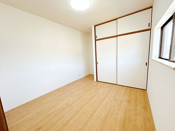 【リフォーム済】2階北西側約5帖の洋室です。フロア仕上げ、壁天井クロス張替、照明器具交換、火災報知器設置、TVジャック設置、エアコンコンセント設置、壁断熱設置を行いました。クローゼットもありますので…