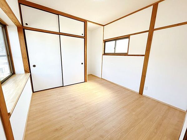 【リフォーム済】2階北西側約5帖の洋室です。フロア仕上げ、壁天井クロス張替、照明器具交換、火災報知器設置、TVジャック設置、エアコンコンセント設置、壁断熱設置を行います。クローゼットもありますのでお…