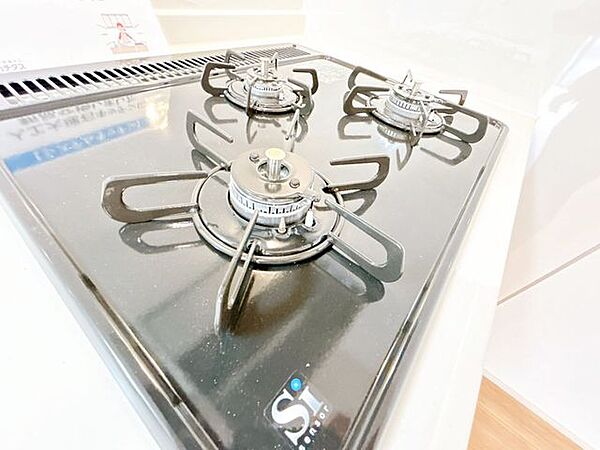 【リフォーム済】新品交換したキッチンは3口コンロで同時調理が可能。複数品目一緒に作れて料理の幅も広がります。心強い味方です！お手入れ簡単なコンロなのでうっかり吹きこぼしてもお掃除ラクラクです。