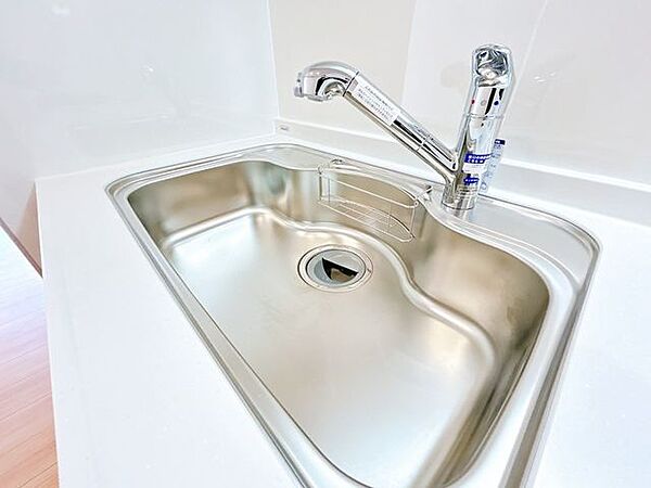 【リフォーム済】新品交換したキッチンのシンクはステンレス製です。熱やサビに強いので清潔感のあるキッチンを維持できそうですね。スタイリッシュなデザインも選ばれる理由の一つです。