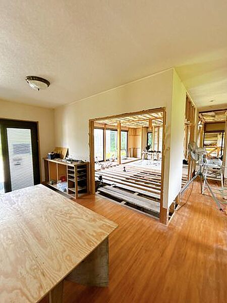 【リフォーム中】玄関ホールです。ホールが広いので、ご家族数人が同時に出入りするのも余裕です。