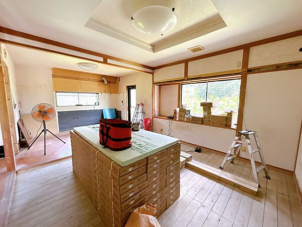 【リフォーム中7/5撮影】約14帖のLDKです。天井・壁クロス張替、フロア仕上げ、照明器具交換、火災報知機設置、エアコン新品設置。大きな窓があり陽光が心地よいので家族団欒にぴったりの空間です。