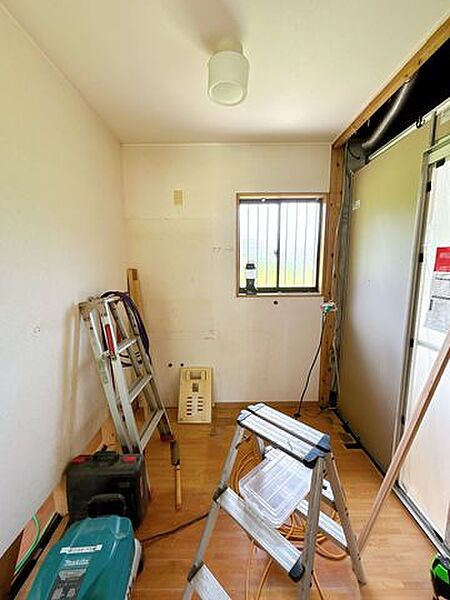 【リフォーム中】浴室横の洗面所には洗濯機置き場もしっかり確保。浴室と隣接しているので、脱いだ服をそのまま洗濯機へポン。家事の時間も短縮できますね。