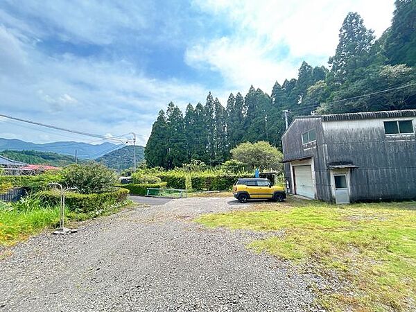 【リフォーム中】駐車場は、駐車場拡張工事を実施し5台駐車可能。来客があった際に、駐車場所に困らないのは嬉しいですね。※お車の形状によっては駐車できない場合もあります。ぜひ現地でご確認ください。
