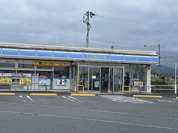 国見 【周辺環境】ローソン札元2丁目店様まで約5000ｍ。深夜やちょっとしたお買い物に便利ですね。