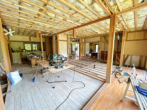 【リフォーム中】約8帖の洋室です。床材張替え、壁天井クロス張替、照明器具交換、火災報知器設置、TVジャック設置、エアコンコンセント設置を行います。クローゼットもありますのでお洋服等収納可能です。