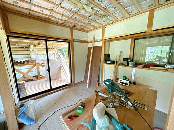 【リフォーム中】約5.5帖の洋室です。床材張替え、壁天井クロス張替、照明器具交換、火災報知器設置、TVジャック設置、エアコンコンセント設置を行います。このお部屋からウッドデッキへ出入り可能。