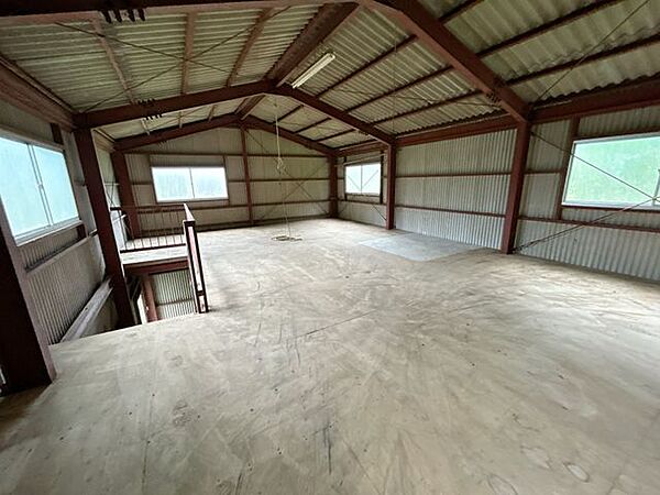 【リフォーム中】倉庫2階内観写真。敷地内には建物の他に2階建ての倉庫もあります。資材置場やDIYなどに最適の空間です。