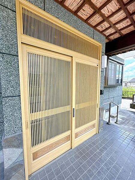 【リフォーム済】玄関のドアとタイルは綺麗にクリーニング。カラーモニター付きインターホンや照明器具も新設しました。玄関はお家の顔となる部分、お客様が最初に目にする場所だからこそ、第一印象が大切ですね。