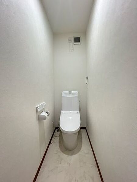 【リフォーム済】トイレはLIXIL製の温水洗浄機能付きに新品交換しました。キズや汚れが付きにくい加工が施してあるのでお手入れが簡単です。直接肌に触れるトイレは新品が嬉しいですよね。
