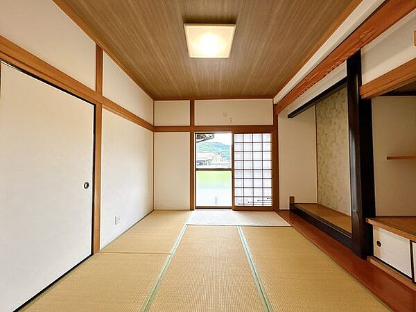 【リフォーム済】西側6畳の和室です。畳表替え、クロス張替、建具交換、照明器具交換、火災報知器設置を行いました。イグサの香りに癒される、居心地の良いお部屋に仕上がりました。
