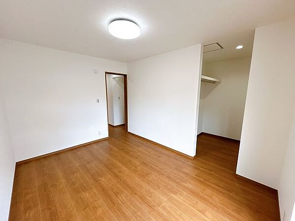 【リフォーム済】北側6帖の洋室です。ウォークスルークローゼットもございます。お洋服が多い方でも、ばっちり収納可能です。
