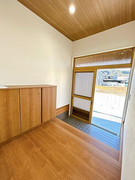 【リフォーム済】玄関ホールです。壁・天井クロス張替、フロア仕上げ、照明器具交換、靴箱も新品交換を行いました。ご家族分収納可能なので嬉しいですね。