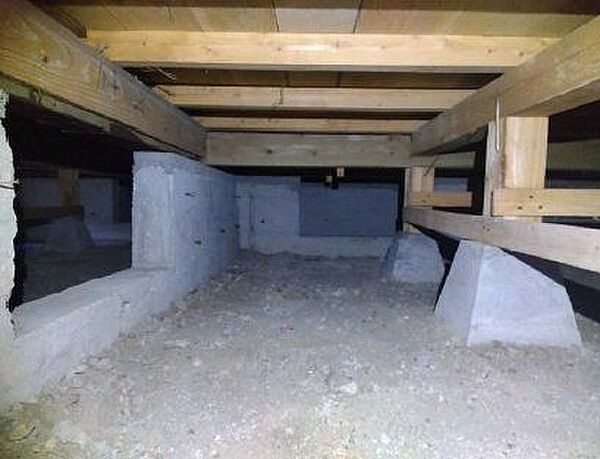 中古住宅の3大リスクである、雨漏り、主要構造部分の欠陥や腐食、給排水管の漏水や故障を2年間保証しました。その前提で屋根裏まで確認の上でリフォームし、シロアリの被害調査と防除工事もおこないます。
