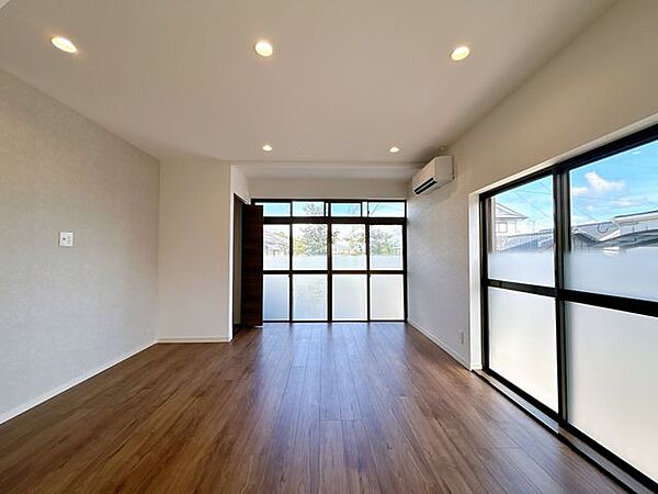 【リフォーム済】南側約14.5帖のLDKは、2面採光なので明るい空間です。