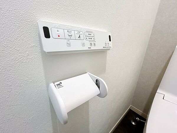 【同仕様写真】温水洗浄のリモコンは壁付けタイプですので、押しやすいです。