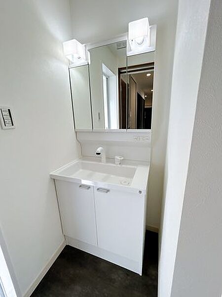 【リフォーム済】洗面化粧台はパナソニック製の新品に交換。間口75cmの大型の洗面ボウルは洗顔・洗髪はもちろん、つけ置き洗いにも使えます。コンセント付きです。