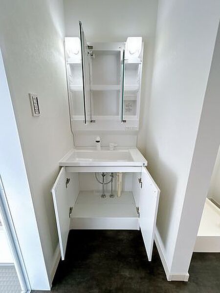 【リフォーム済】洗面鏡の裏は収納になっています。小物が収納できるので、洗面はすっきり保てますね。