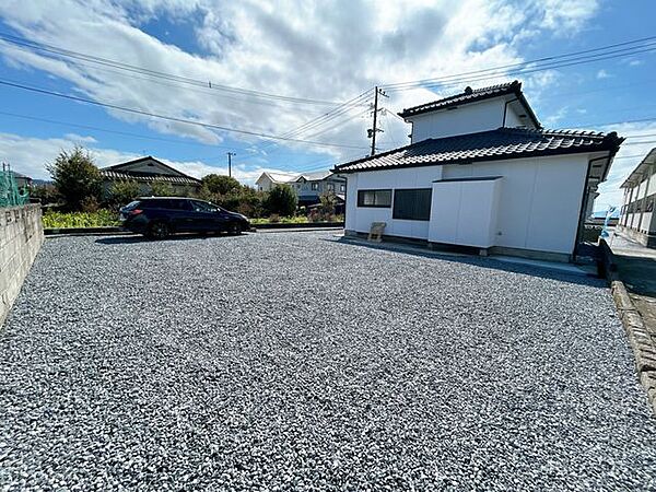 【リフォーム済】庭写真です。残置物や雑草は撤去し駐車場としても活用できるスペースになりました。お車は5台以上駐車可能です。