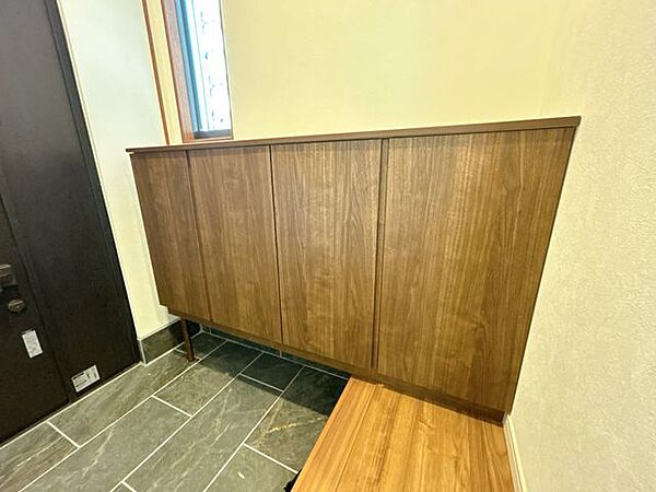 【リフォーム済】玄関のシューズボックスは永大産業製のものに新品交換。横幅が120 cmあるので大容量、また、備え付けの可動段は水洗いも可能なのできれいに保てますね。