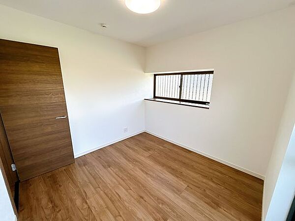 【リフォーム済】1階北側約4.5帖の洋室別アングルです。