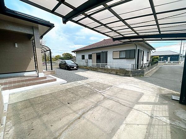 【リフォーム済】駐車場は、駐車場拡張工事を実施し2台以上駐車可能。屋根と外壁は塗装済実施。外観からキレイに生まれ変わりました。※お車の形状によっては駐車できない場合もあります。ぜひ現地でご確認くださ…
