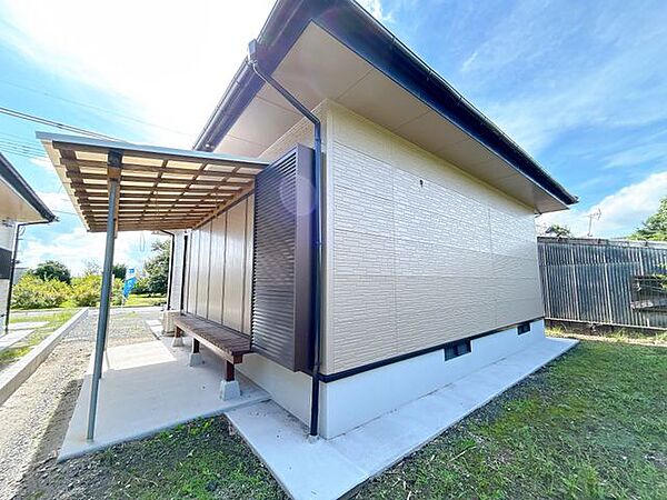 【リフォーム済】外壁と屋根、基礎立ち上がりは綺麗に塗装を実施しました。裏庭もございます。