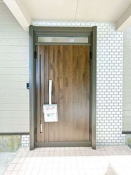 【リフォーム済】玄関のドアは新品交換済み。玄関タイルは綺麗にクリーニング。カラーモニター付きインターホンや照明器具も新設しました。