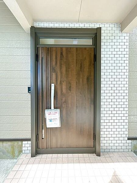 【リフォーム済】玄関のドアは新品交換済み。玄関タイルは綺麗にクリーニング。カラーモニター付きインターホンや照明器具も新設しました。