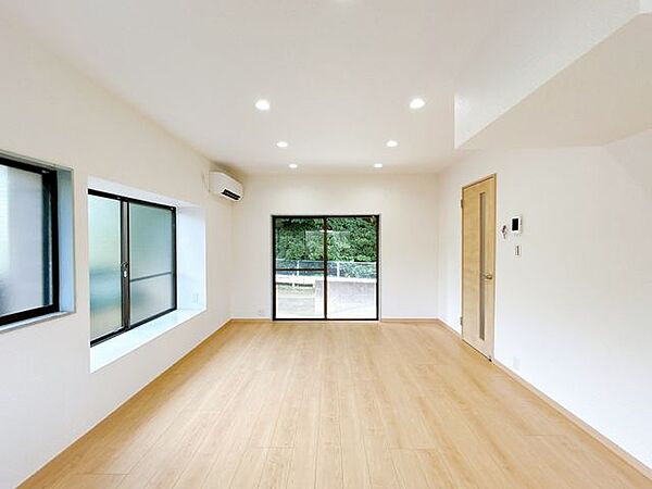 【リフォーム済】南側約12帖のLDK別アングルです。天井・壁クロス張替、フロア仕上げ、照明器具交換、火災報知機設置、エアコン新品設置。大きな窓があり、陽光が心地よいので、家族団欒にぴったりの空間です。