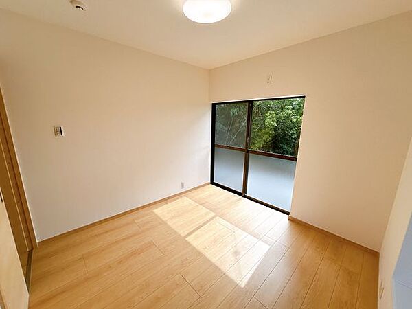 【リフォーム済】1階北西側約4.5帖です。フロア仕上げ、クロス張替、建具交換、照明器具交換、火災報知器設置を行いました。