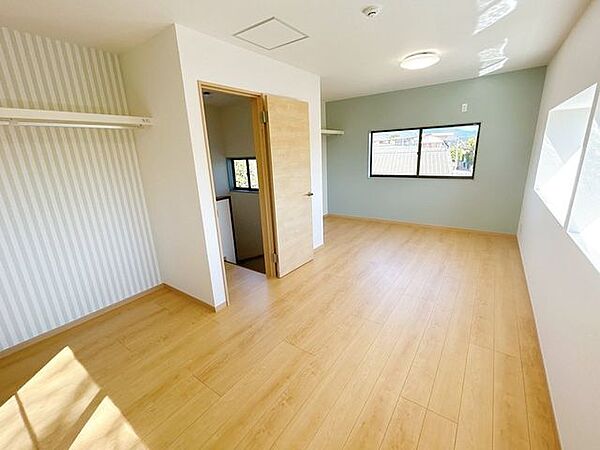 【リフォーム済】2階東側約9帖です。フロア仕上げ、クロス張替、建具交換、照明器具交換、火災報知器設置を行いました。