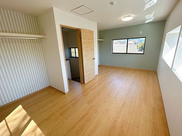 【リフォーム済】2階東側約9帖です。フロア仕上げ、クロス張替、建具交換、照明器具交換、火災報知器設置を行いました。