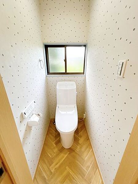 【リフォーム済】トイレはLIXIL製の温水洗浄機能付きに新品交換しました。キズや汚れが付きにくい加工が施してあるのでお手入れが簡単です。直接肌に触れるトイレは新品が嬉しいですよね。