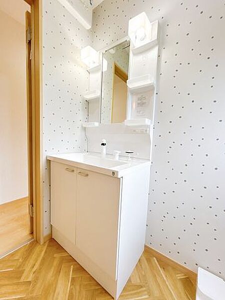 【洗面】洗面化粧台はハウステック製の新品に交換。三面鏡の裏側はすべて収納になっています。洗面ボウルは底が平らなので、つけ置き洗いなどの家事でも活躍します。