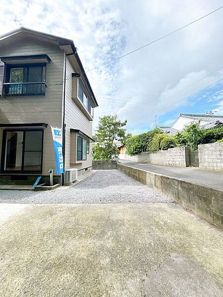 【リフォーム済】駐車場は、駐車場拡張工事を実施し2台駐車可能。来客があった際に、駐車場所に困らないのは嬉しいですね。※お車の形状によっては駐車できない場合もあります。ぜひ現地でご確認ください。