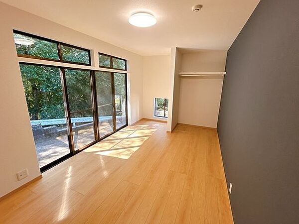 【リフォーム済】1階南側約6.75帖です。フロア仕上げ、クロス張替、建具交換、照明器具交換、火災報知器設置を行いました。オープンクローゼットも設けておりますので、収納はばっちりです。