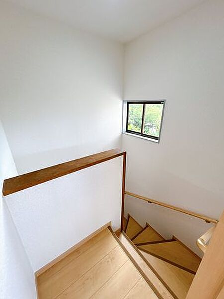 【リフォーム済】1階から2階への階段です。踏み台の床材クッションフロア仕上げ、クロス張替、建具交換を行いました。手すり・滑り止めも付けたのでご高齢の方やお子様も安心ですね。